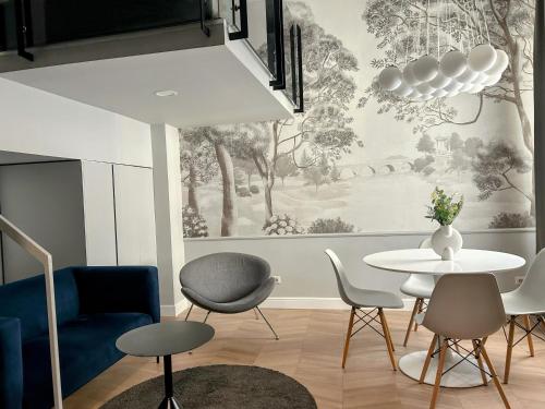 salon ze stołem i krzesłami w obiekcie MINT Boutique Studio Apartments w Zagrzebiu