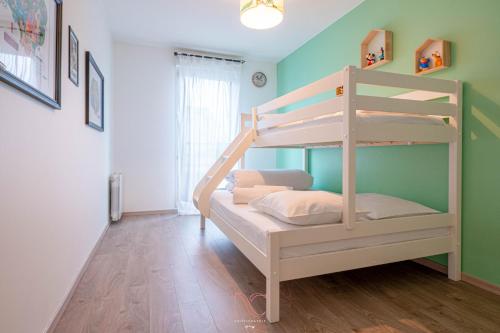 Ce lit superposé se trouve dans un dortoir aux murs verts. dans l'établissement Disneyland-Paris 7 pers, Wifi, Parking privée, à Montévrain