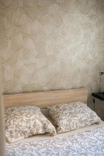 un lit avec deux oreillers dessus dans l'établissement Studio centre-ville Petite venise, à Colmar