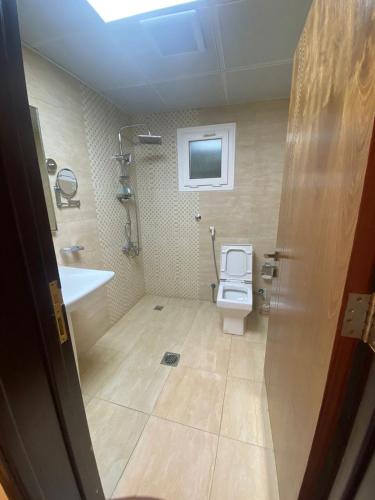 a bathroom with a toilet and a tub and a sink at فندق فاتوران فرع ينبع in Yanbu