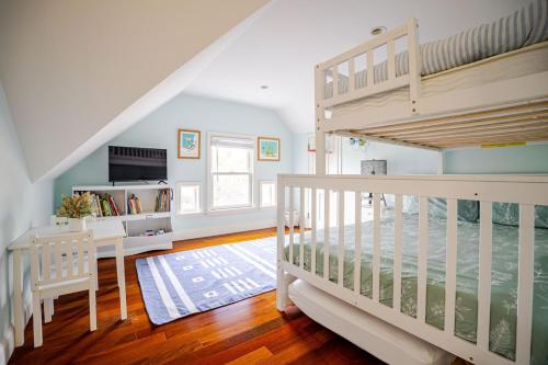 a bedroom with a bunk bed and a desk at Best hotel alternative for big group near train to NYC in Greenwich