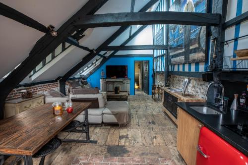 une cuisine et un salon avec une table et un canapé dans l'établissement La Maison Du Parc, à Honfleur