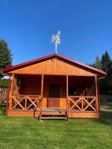 Słoneczne wzgórze domki pod lasem