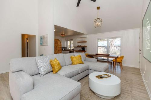 Khu vực ghế ngồi tại Southern Serenity Fenced in Yard Pet Friendly