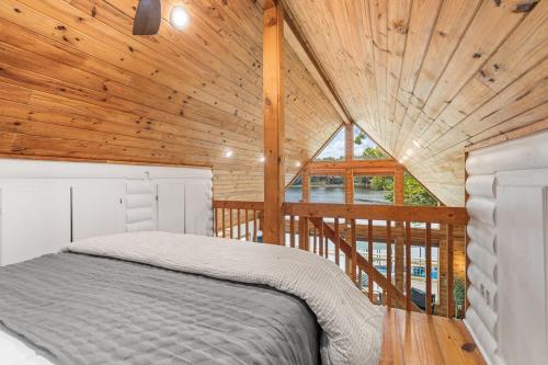 Ένα ή περισσότερα κρεβάτια σε δωμάτιο στο Cozy Lakeside Cabin