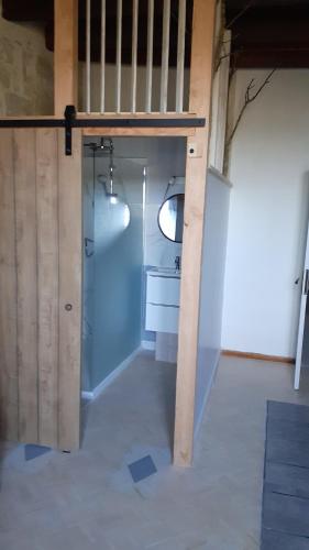 una camera con bagno con lavandino e finestra di CHALEUREUX COTTAGE, PISCINE PATIO a Tayrac