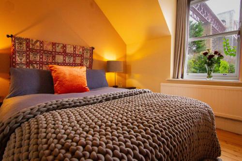 Katil atau katil-katil dalam bilik di Heron House: The Forth Rail Bridge Cottage