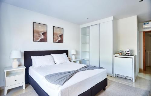 Una cama o camas en una habitación de Cam's Suites
