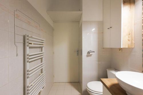 une salle de bain avec toilettes et lavabo dans l'établissement Studio Rimbaud - Festival-Center-Clim-Wifi, à Cannes