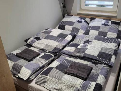 due letti uno accanto all'altro in una stanza di Domki Magiczne Miejsce a Hużele