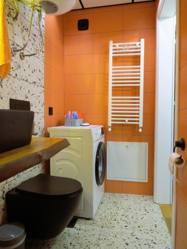 uma lavanderia com máquina de lavar e janela em Duplex 29 em Skopje