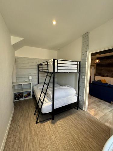 une chambre avec deux lits superposés dans une pièce dans l'établissement Appart 50M2 - 2 Chambres - Centre-Gare-Mer Plage à pied, à La Bernerie-en-Retz
