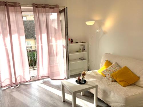 Кровать или кровати в номере Studio lumineux dans ancien Cronenbourg