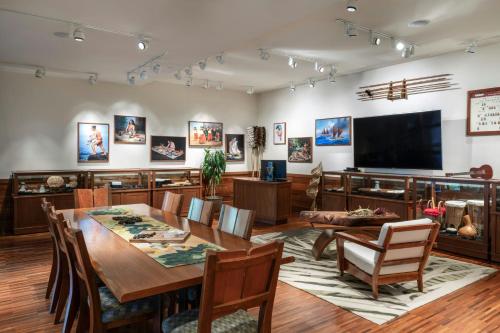 TV a/nebo společenská místnost v ubytování The Westin Nanea Ocean Villas, Ka'anapali