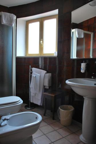 ヴィッラッジョ・モセにあるHotel Tre Torriのトイレと洗面台付きのバスルーム