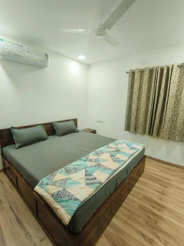 a bedroom with a large bed in a room at Just Launched Ultra Modern 4BHK Duplex Fully Furnished Between JNTU Metro & Miyapur Metro in Hyderabad