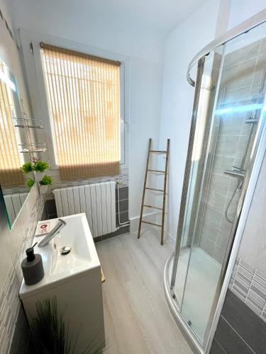 une salle de bain avec douche et lavabo dans l'établissement Central and Functional Apartment, à Sarlat-la-Canéda