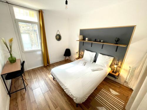 une chambre avec un grand lit blanc et une fenêtre dans l'établissement Central and Functional Apartment, à Sarlat-la-Canéda