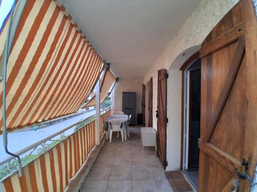 - un couloir d'une maison avec une table et des chaises dans l'établissement Studio ST CYR SUR MER, aux Lecques