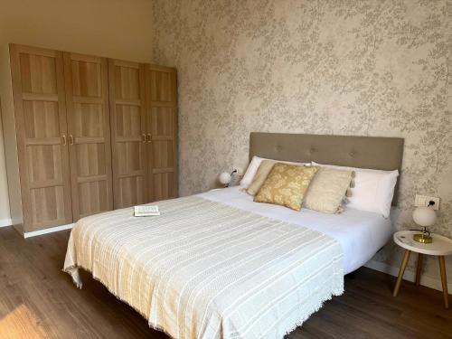 1 dormitorio con 1 cama y 2 armarios en Anais Apartments by gaiarooms, en Barcelona