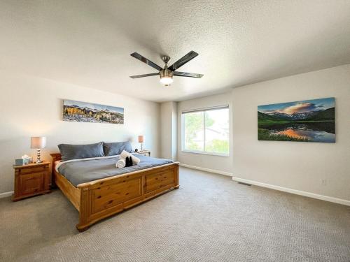 Un dormitorio con una cama y un ventilador de techo. en Trailside Getaway - mins to Ft Carson & Airport, en Fountain
