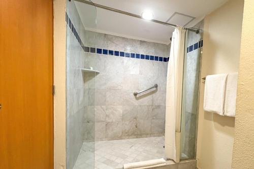 una ducha con puerta de cristal en un baño en Ocean view & direct beach access!, en Puerto Vallarta