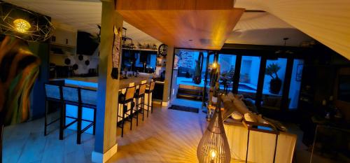 a restaurant with a bar with a vase on the counter at Pousada Chalé Poder das Pedras in Sao Paulo