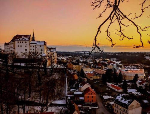 a view of a city at sunset at Urlaubsresidenz Schlossblick in Colditz