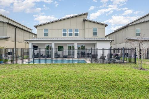 メルボルン・ビーチにあるEndless Summer, 6 Bedrooms with Private Pool and Beachの庭前のプール付き家