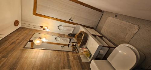 an overhead view of a bathroom with a toilet at Pousada Chalé Poder das Pedras in Sao Paulo