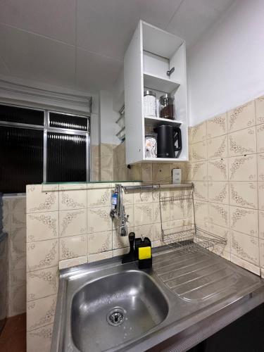 a kitchen counter with a sink in a kitchen at Aconchego apartamento com garagem 5 min da COP30 in Belém