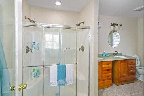 Bilik mandi di The Sea Horse - Pet friendly with fenced yard!