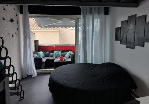 une chambre avec un lit et un salon avec un canapé dans l'établissement Port soleil, au Cap d'Agde