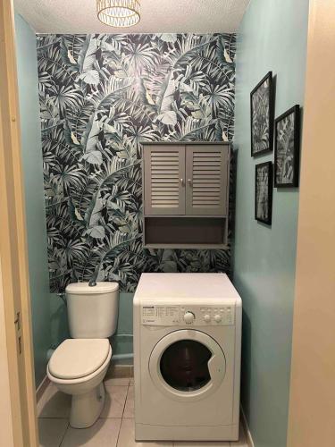 une salle de bain avec machine à laver et toilettes dans l'établissement Appart Lumineux 2ch proche Près d'Arènes avec wifi tv et patio, à Montpellier