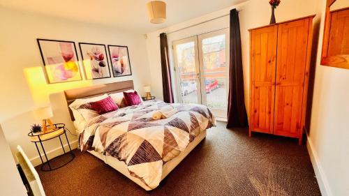 a bedroom with a bed and a window at Birmingham City Centre Apartment with Parking in Birmingham