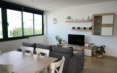 una sala de estar con un sofá y una mesa en CASA MACU by Mhousing, en Playa Blanca