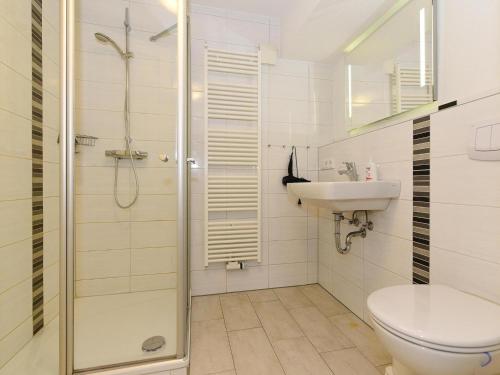 a bathroom with a shower and a toilet and a sink at Ferienwohnung in Wyk-Boldixum auf Foehr in Boldixum