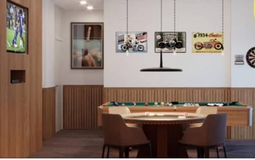 a room with a ping pong table and chairs at Studio Carmenere Com varanda e vista incrível Mogi das Cruzes in Mogi das Cruzes