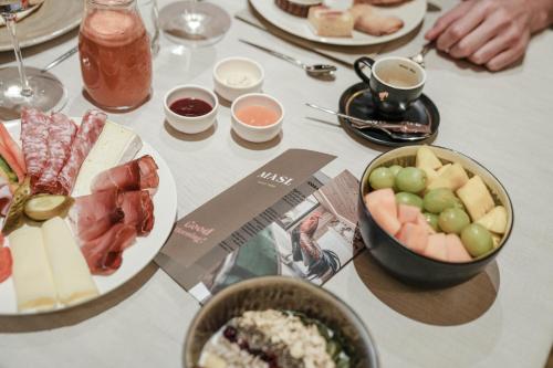 Comida en o cerca de este hotel