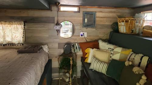 Postel nebo postele na pokoji v ubytování Cedar Oaks Inn LLC