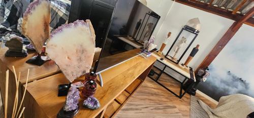an overhead view of a room withumedumed items on a wooden table at Pousada Chalé Poder das Pedras in Sao Paulo