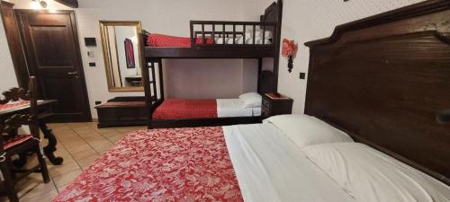 a bedroom with two bunk beds in a room at Hotel Ristorante le Gole di Ricci in Aielli