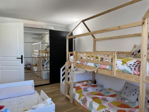 - une chambre avec 2 lits superposés et un placard dans l'établissement Port Frejus, 150 m de la plage, tres rare a la loc, à Fréjus