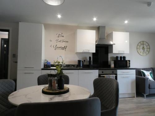 2 Bed 2 Bath Apartment Close to City Ctre Sleeps 5 -Free Parking photo 34