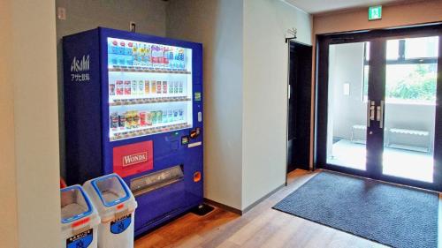 a vending machine in a room next to a door at Ｓｗｉｍｍｙ Ｉｎｎ Ｏｎａｇａｗａ - Vacation STAY 31622v in Onagawa