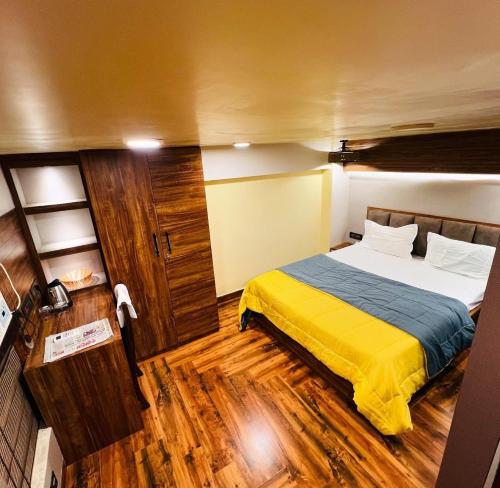 Postel nebo postele na pokoji v ubytování Urbanstays By Saksham