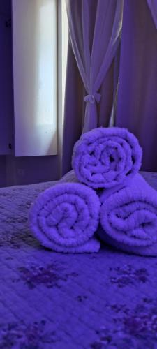 a pile of purple onion rings on a bed at Parada Di Maria Guest House in Campos do Jordão