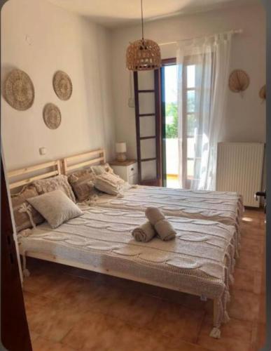 Un dormitorio con una cama grande con dos almohadas encima. en Castellano Apartments, en Afantou