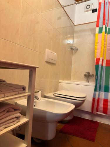 ein Badezimmer mit Toilette und Waschbecken in der Unterkunft Casa Vacanza Castagna in Nesso