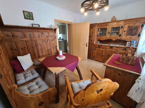a living room with a table and chairs and a kitchen at Kellerstöckl Kainz in Eisenberg an der Pinka
